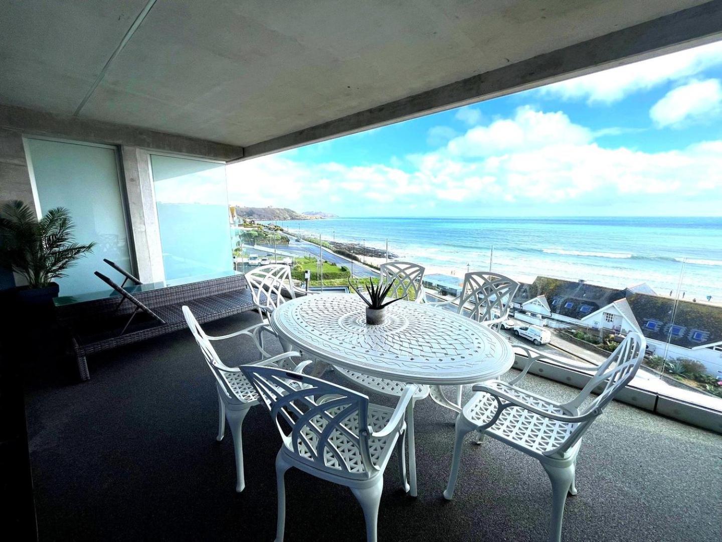 Luxury 3-Bed Apartment, With Direct Beach Access, Free Parking & Sea Views ! Falmouth Exterior photo