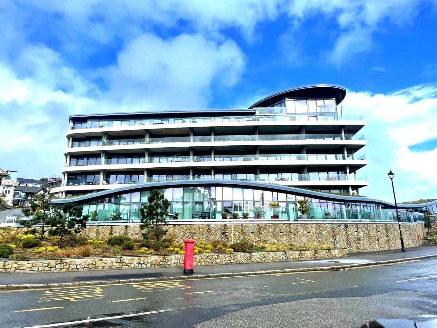 Luxury 3-Bed Apartment, With Direct Beach Access, Free Parking & Sea Views ! Falmouth Exterior photo