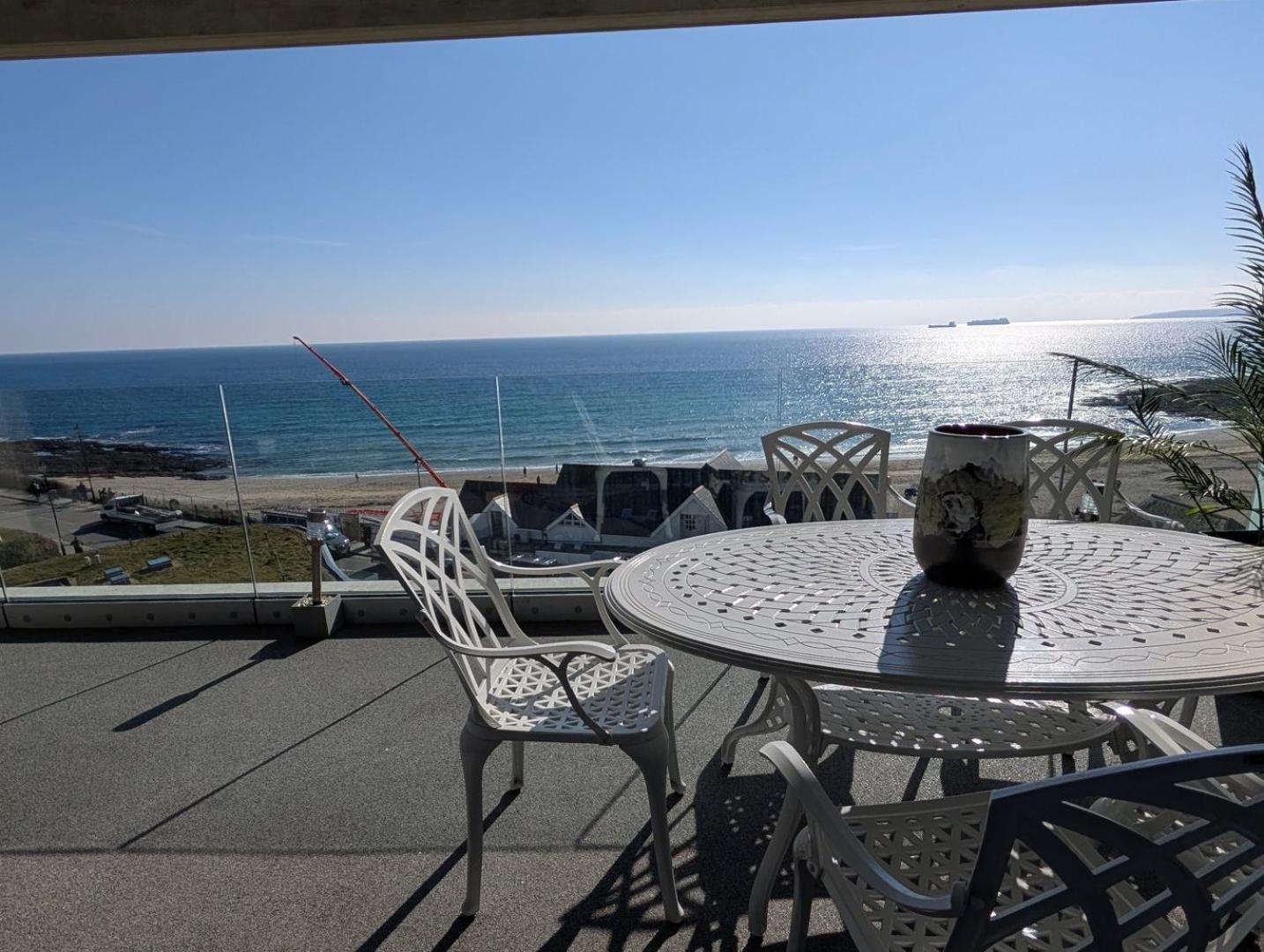 Luxury 3-Bed Apartment, With Direct Beach Access, Free Parking & Sea Views ! Falmouth Exterior photo