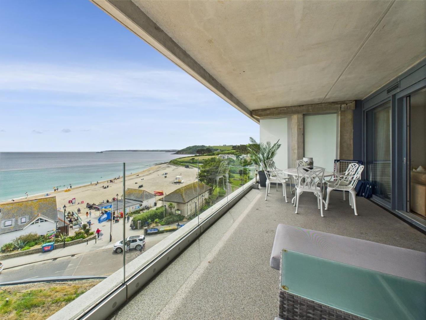 Luxury 3-Bed Apartment, With Direct Beach Access, Free Parking & Sea Views ! Falmouth Exterior photo
