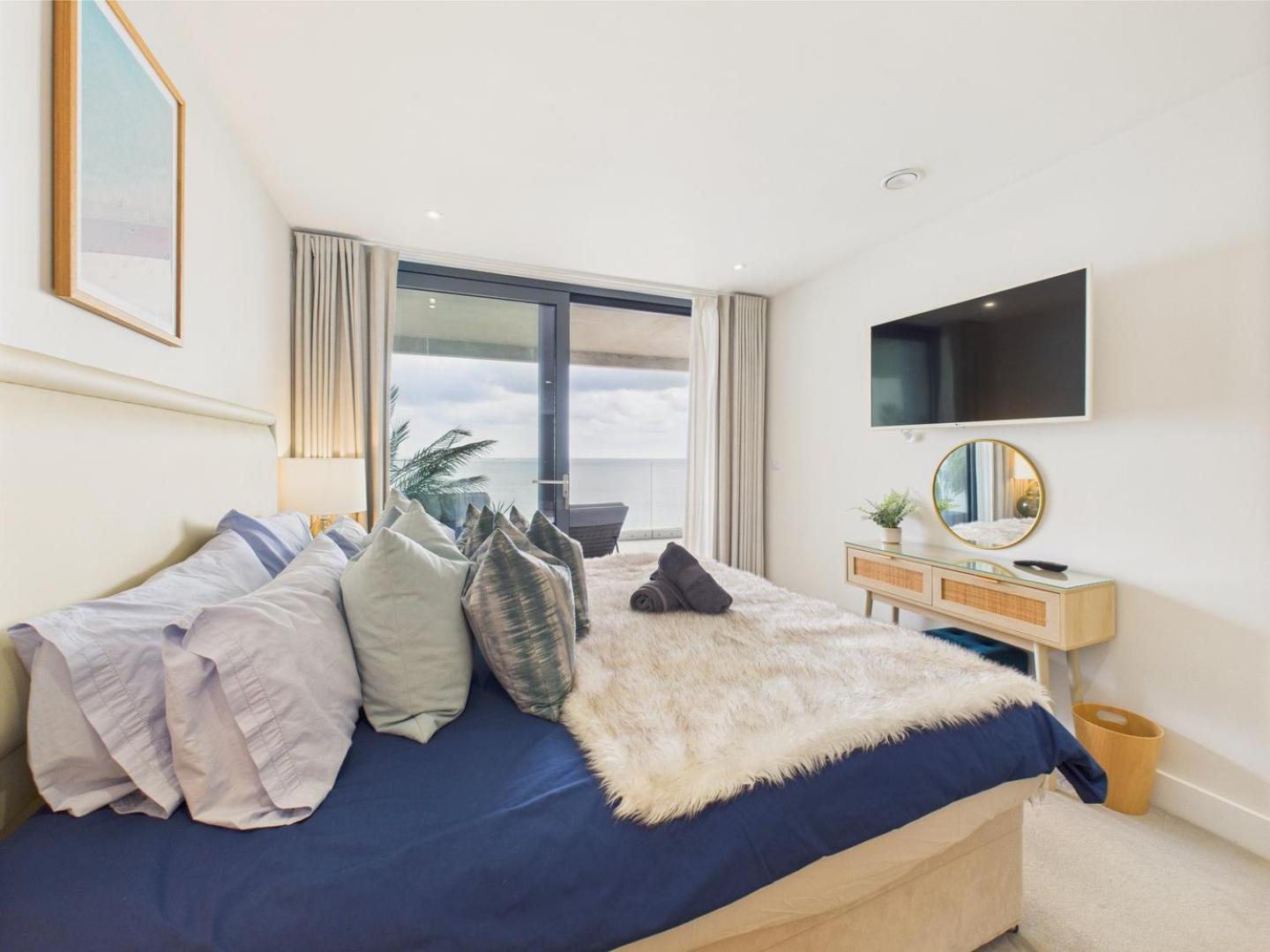 Luxury 3-Bed Apartment, With Direct Beach Access, Free Parking & Sea Views ! Falmouth Exterior photo