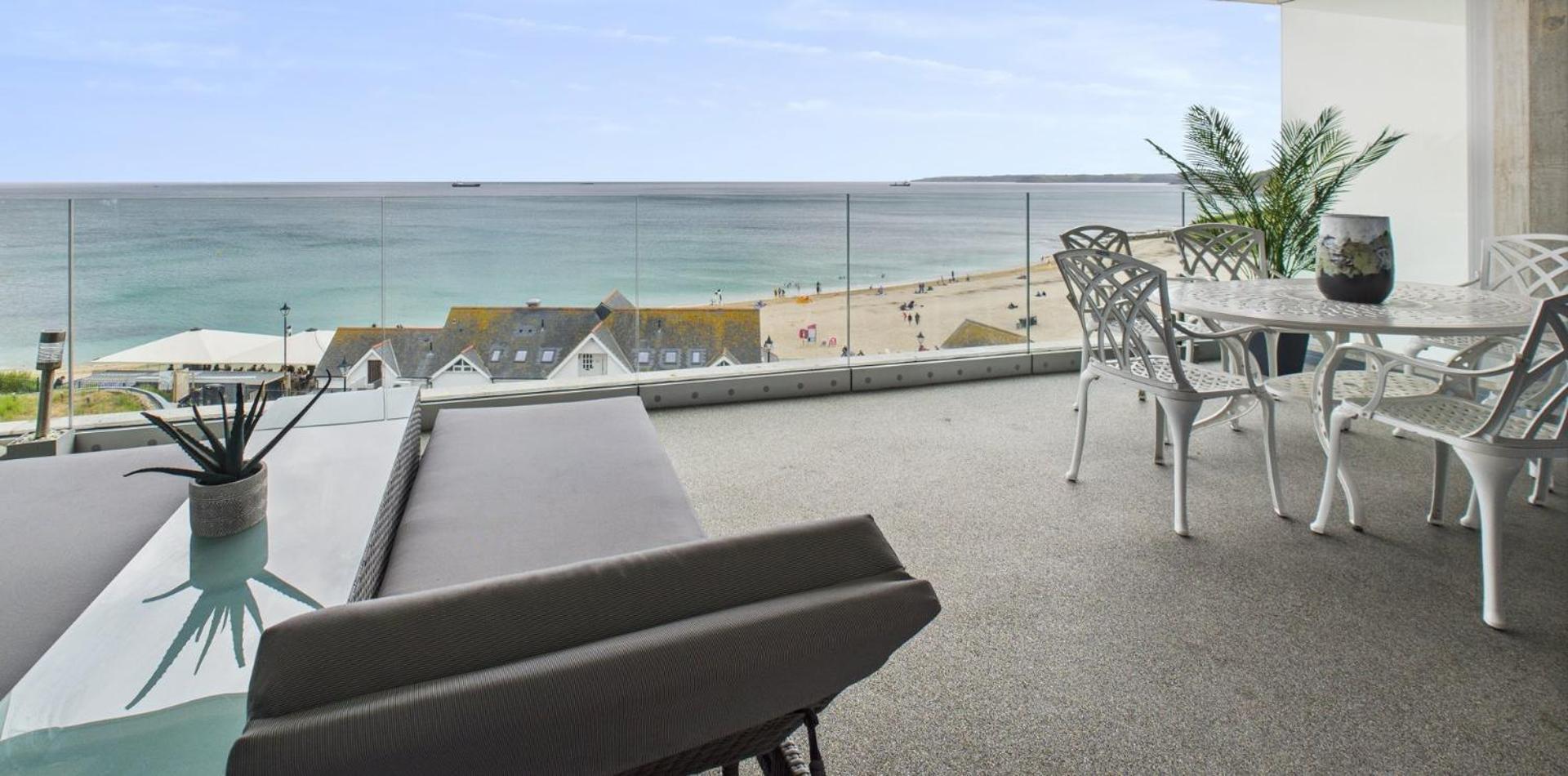 Luxury 3-Bed Apartment, With Direct Beach Access, Free Parking & Sea Views ! Falmouth Exterior photo