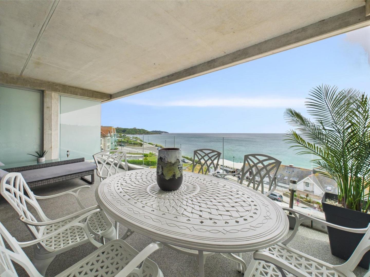 Luxury 3-Bed Apartment, With Direct Beach Access, Free Parking & Sea Views ! Falmouth Exterior photo